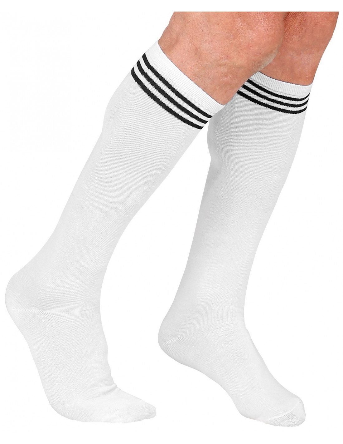 Alerta microtendencia: el street style lleva los calcetines blancos  deportivos hasta arriba y quedan así de bien